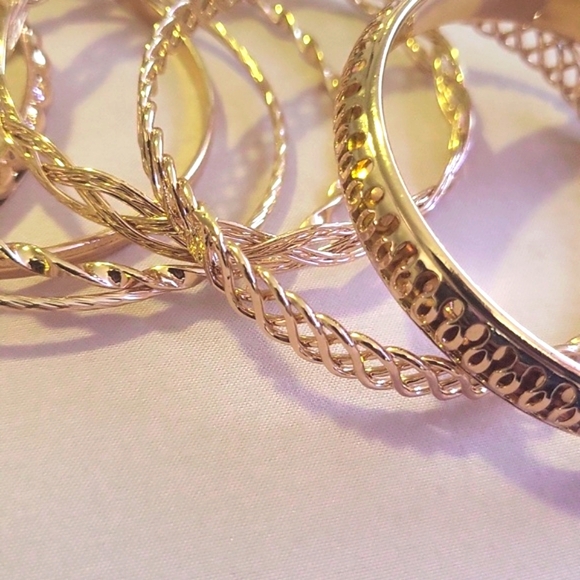 A set of 7 bracelets. - Picture 3 of 3